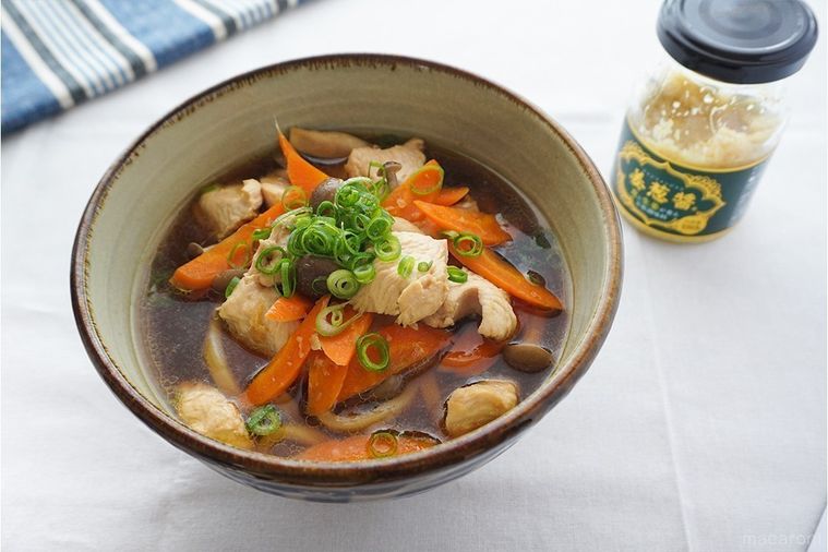 ジャンツォンジャンをスープに加えた温うどんとジャンツォンジャンの瓶