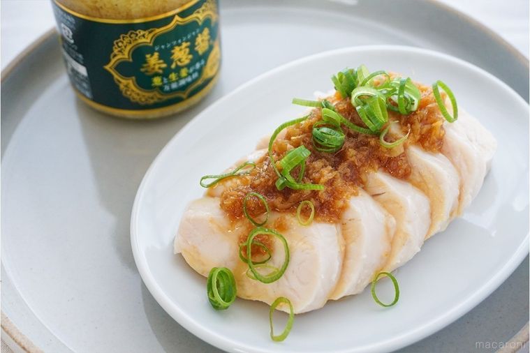 しょうゆ入りのジャンツォンジャンをかけ青ねぎを散らした蒸し鶏と、ジャンツォンジャンの瓶