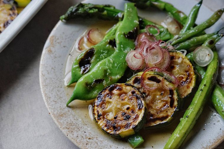 お皿に盛られた野菜の焼きびたし
