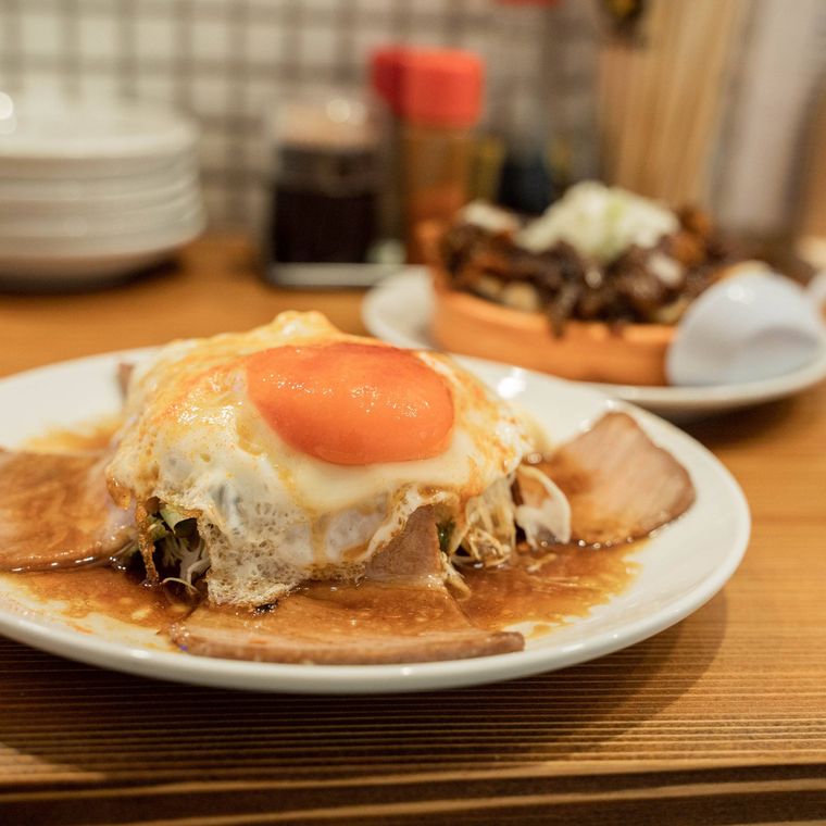 お皿の上に目玉焼きとチャーシューがのっておいてある