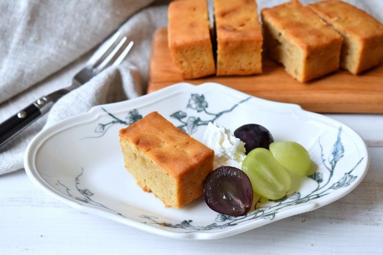 ぶどう、生クリームと皿に盛り合わせたマロンケーキ