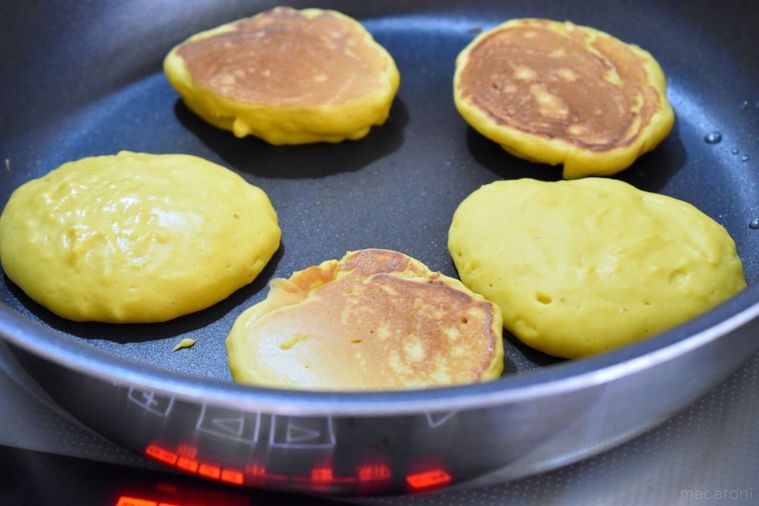 パンケーキをフライパンで焼いているところ