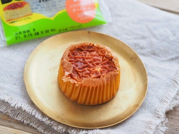 パッケージから出して皿に盛られたバスチー -バスク風コーンチーズケーキ-