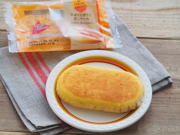 皿に盛られたスイートポテト蒸しケーキ