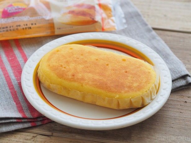 皿にのせられたスイートポテト蒸しケーキ