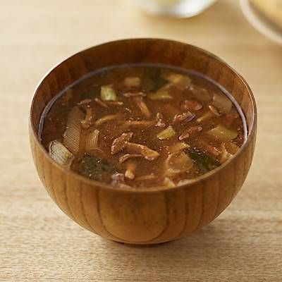 茶色のお椀に入れた「食べるスープ なめこの赤だし」