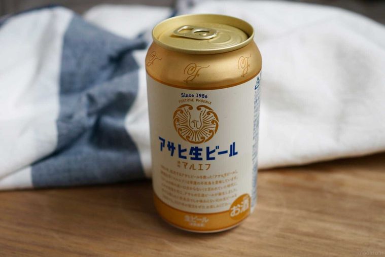 アサヒ生ビール缶の横から