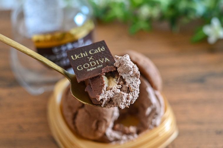 Uchi Café×GODIVA ビスキュイ ショコラキャラメルをスプーンですくっているところ