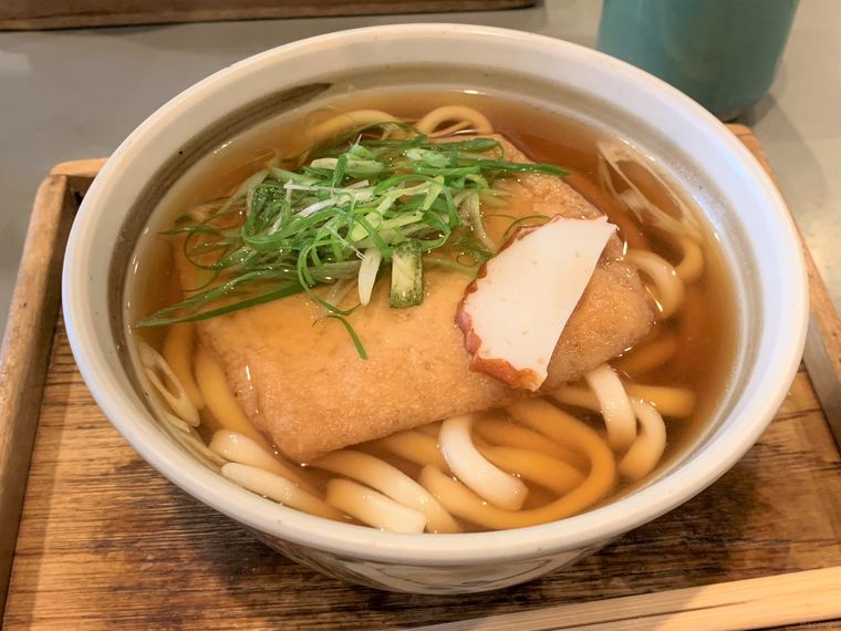油揚げとかまぼこと小ねぎがのったうさみ亭マツバヤのきつねうどん