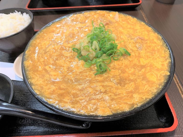 卵のあんがたっぷりかかった.極楽うどん Arー麺の鶏卵カレーうどん