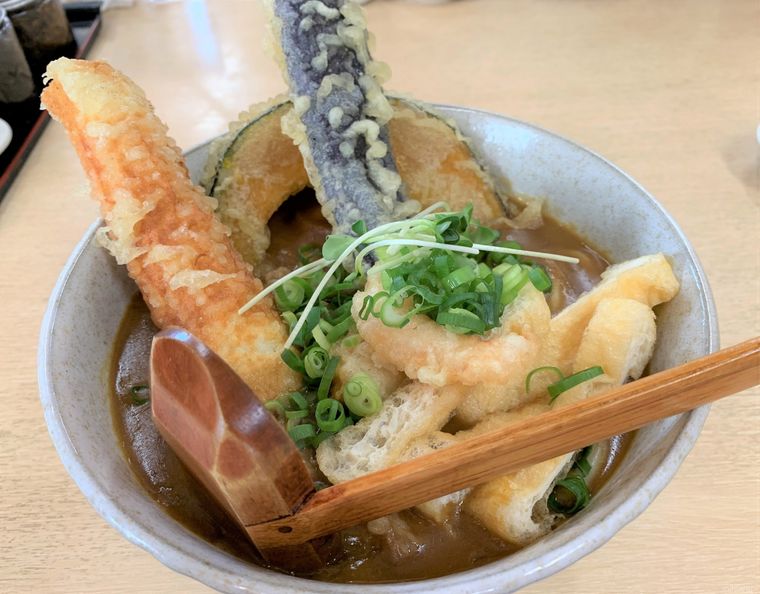 ちくわ天や野菜天がふんだんにのった釜揚げうどん一紀の本気のカレーうどん