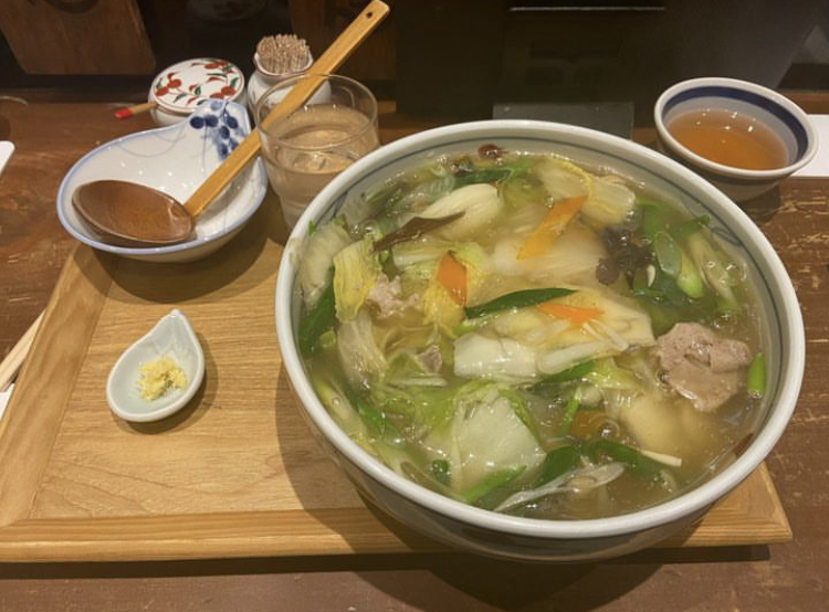 白い器に盛られたうどん棒 大阪本店のチャンポンうどん