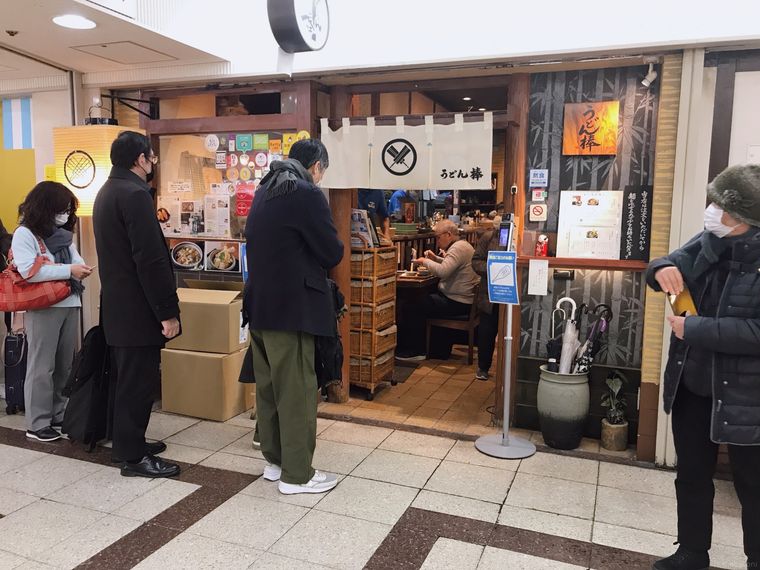 木を基調としたうどん棒 大阪本店の外観