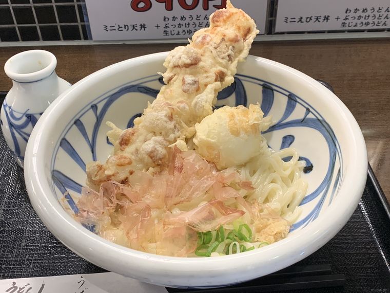 大きなちくわ天と玉子天が入ったうどん うばらのちく玉天ぶっかけ