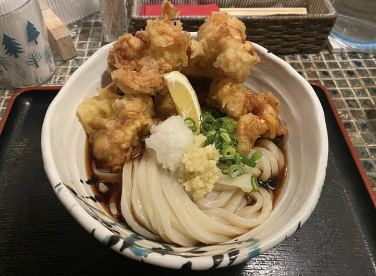 たけうちうどん店の白い器に盛られたとり天ぶっかけ
