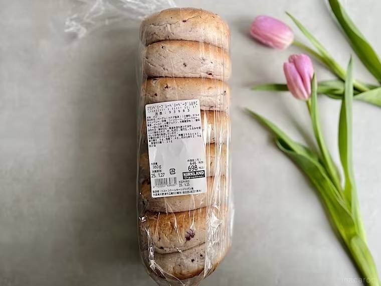 コストコのクランベリーブルーベリーベーグルとピンクのチューリップ