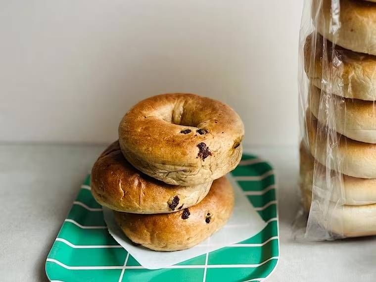 緑色のトレーに、コストコのベーグルが3個積み重ねられた様子