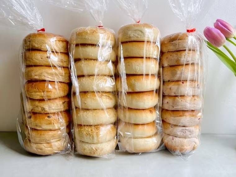 コストコの4種類のベーグルが並べられている様子