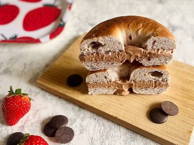 クランベリーブルーベリーベーグルにチョコを挟んだ様子