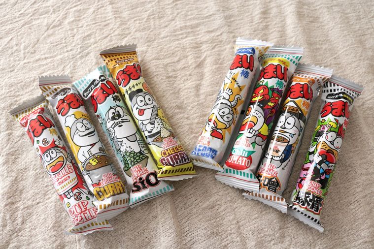 カップヌードル味のうまい棒8種を食べ比べ!1位に輝いたフレーバーは…の画像