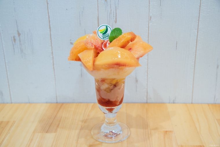 フルーツの乗ったパフェがテーブルの上に置いてある