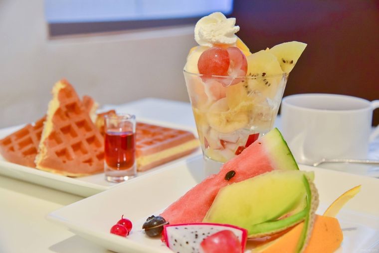 テーブルに置かれたフルーツワッフル