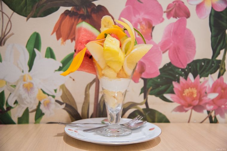 フルーツパフェが花柄の壁際に置かれている