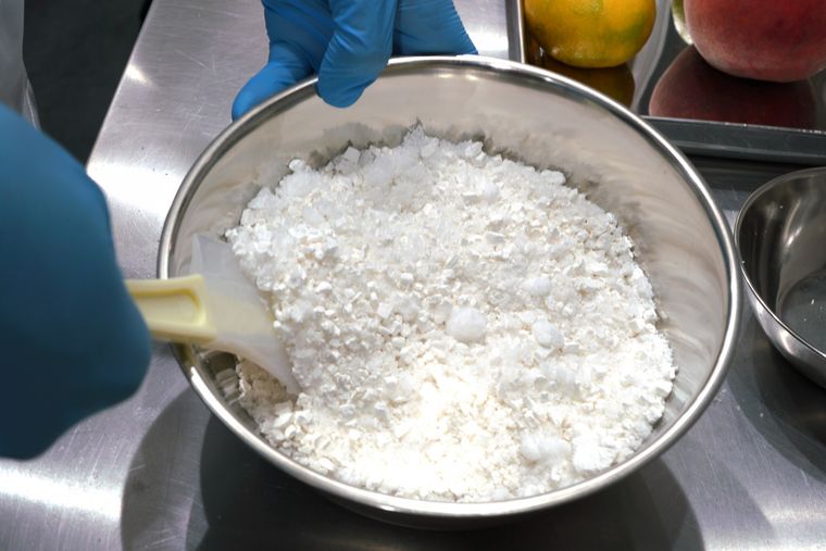 レンジで簡単!専門店直伝「フルーツ大福」の作り方と上手に包むコツの画像