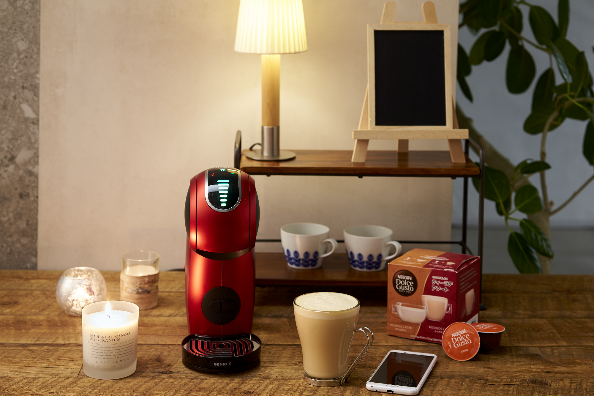 ブルーの色鮮やかなティーラテ。ネスカフェから「ドルチェ グスト ブルーラテ」が新登場の画像