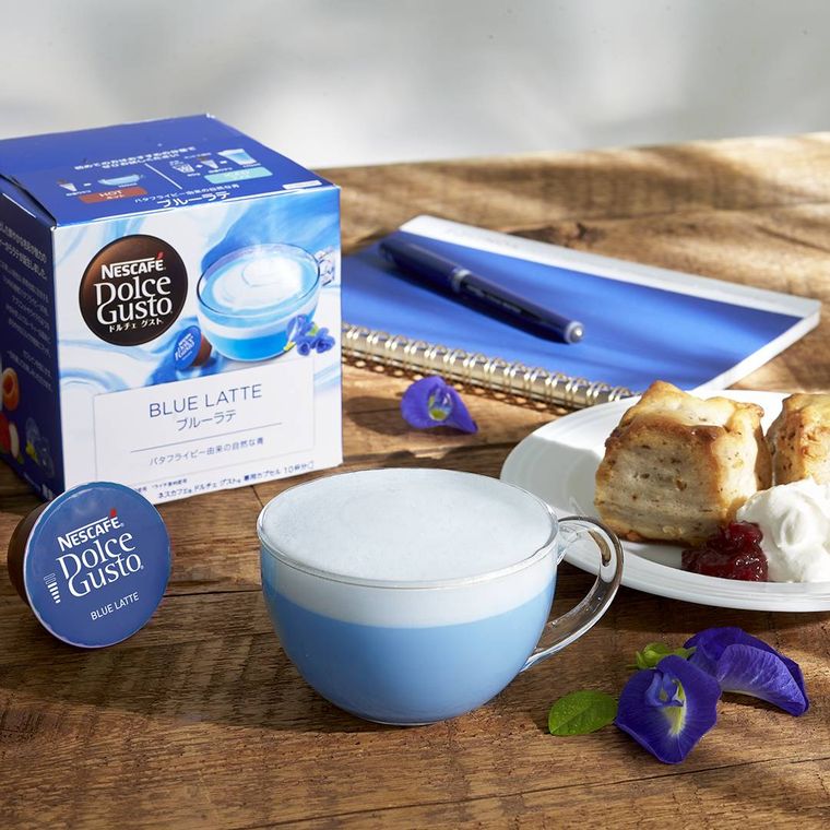 ブルーの色鮮やかなティーラテ。ネスカフェから「ドルチェ グスト ブルーラテ」が新登場の画像