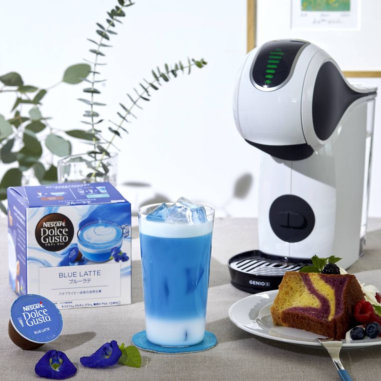 ブルーの色鮮やかなティーラテ。ネスカフェから「ドルチェ グスト ブルーラテ」が新登場の画像