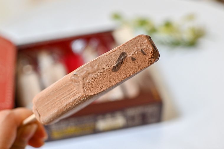 「濃厚生チョコ」がチョコ感アップでリニューアル!なめらかなくちどけが贅沢…【365日アイス女子】の画像