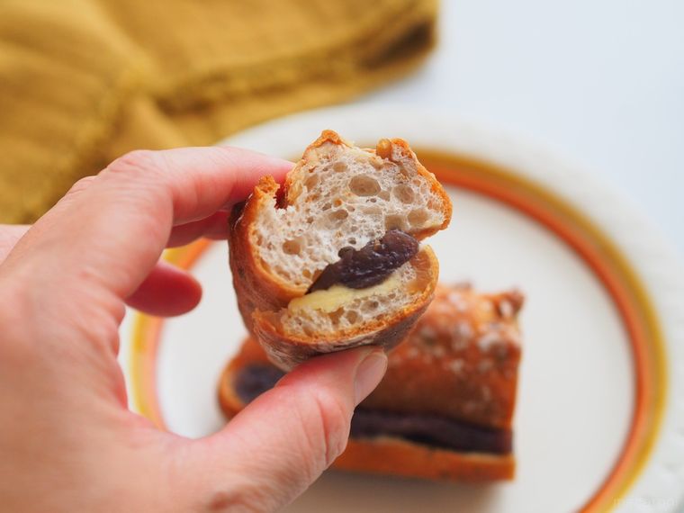 ちぎって手で持ったマチノパン 香くるみフランスパン あんバター