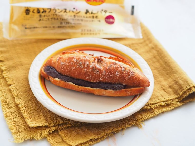 皿に盛り付けたマチノパン 香くるみフランスパン あんバター