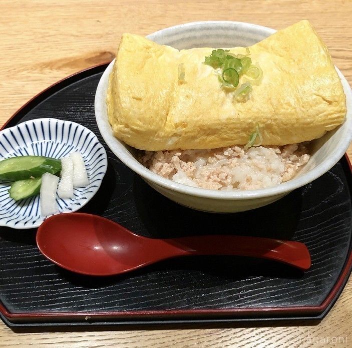 黒いお盆にのった「京都 柳馬場 ほん田亭」のこだわりの京だし巻丼