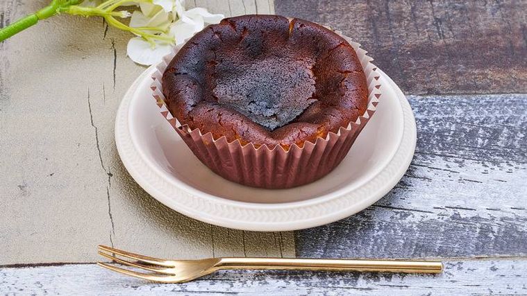 100円ローソンに「バスチーズ クロ」登場。香ばしさと濃厚なチーズ風味のリッチな味の画像