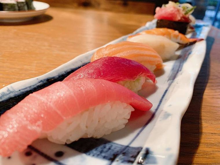 「神保町すしわさび」が神保町にオープン!カジュアルに “寿司飲み” を楽しめるの画像