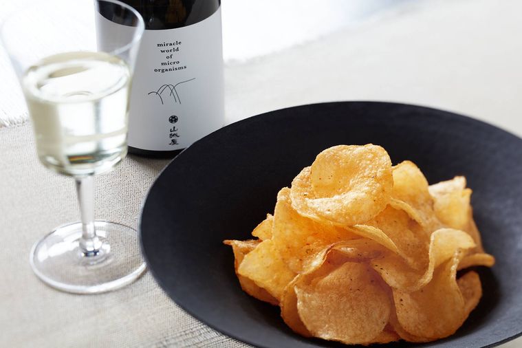 日本酒とポテトチップスの「至高のペアリングセット」が数量限定で登場!湖池屋×越銘醸のコラボの画像