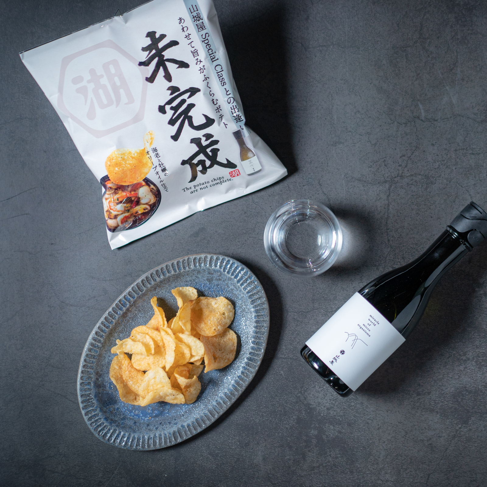 日本酒とポテトチップスの「至高のペアリングセット」が数量限定で登場!湖池屋×越銘醸のコラボの画像