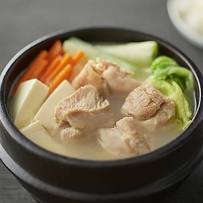 鍋の中に豆腐や鶏肉、ニンジンなどの入ったサムゲタンが入っている