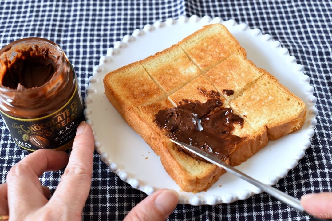 カルディの掘り出しもの！「大人のチョコレートスプレッド」で作るごちそうトースト - macaroni