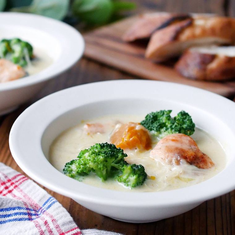 深皿に鮭とかぼちゃのクリームシチューが入っている