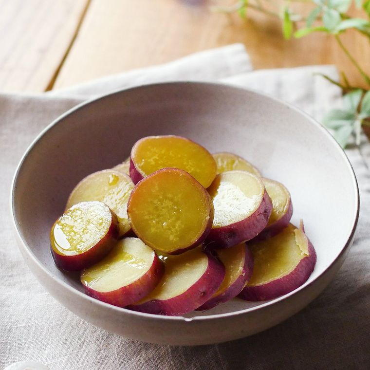 器にさつまいもの甘煮が入っている