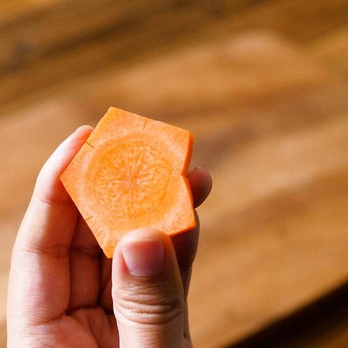 にんじんの飾り切り ねじり梅 Macaroni