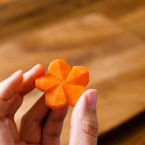 にんじんの飾り切り ねじり梅 Macaroni