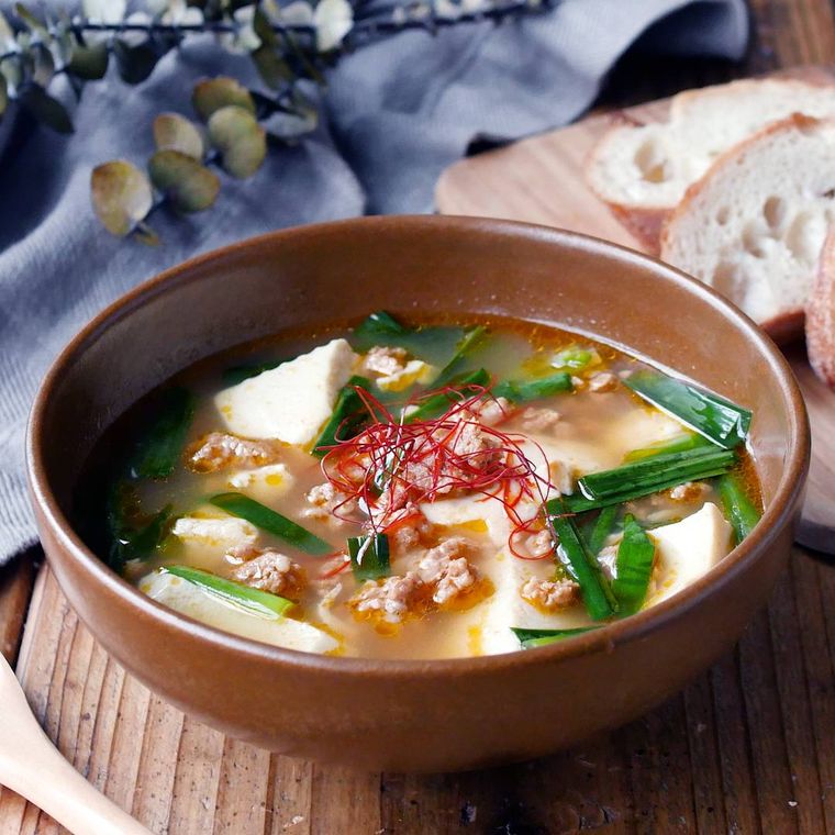茶色い器に盛り付けられた豆腐のピリ辛スープ