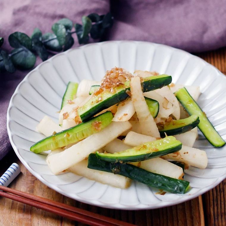 白い皿に盛り付けられた大根ときゅうりのおかか漬け