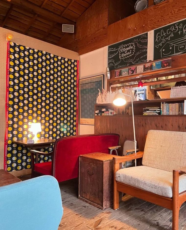 ベージュ・赤・青を基調としたロクヨンカフェプラスラナイの内装