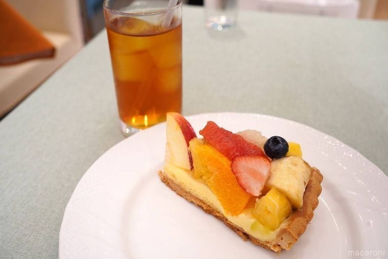 テーブルに並ぶケーキセット