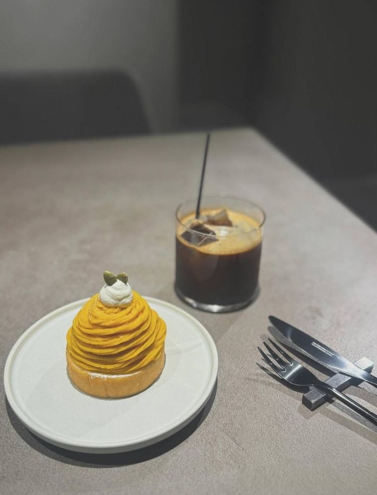 アイスアメリカーノとパンプキンモンブランがテーブルに置かれた様子